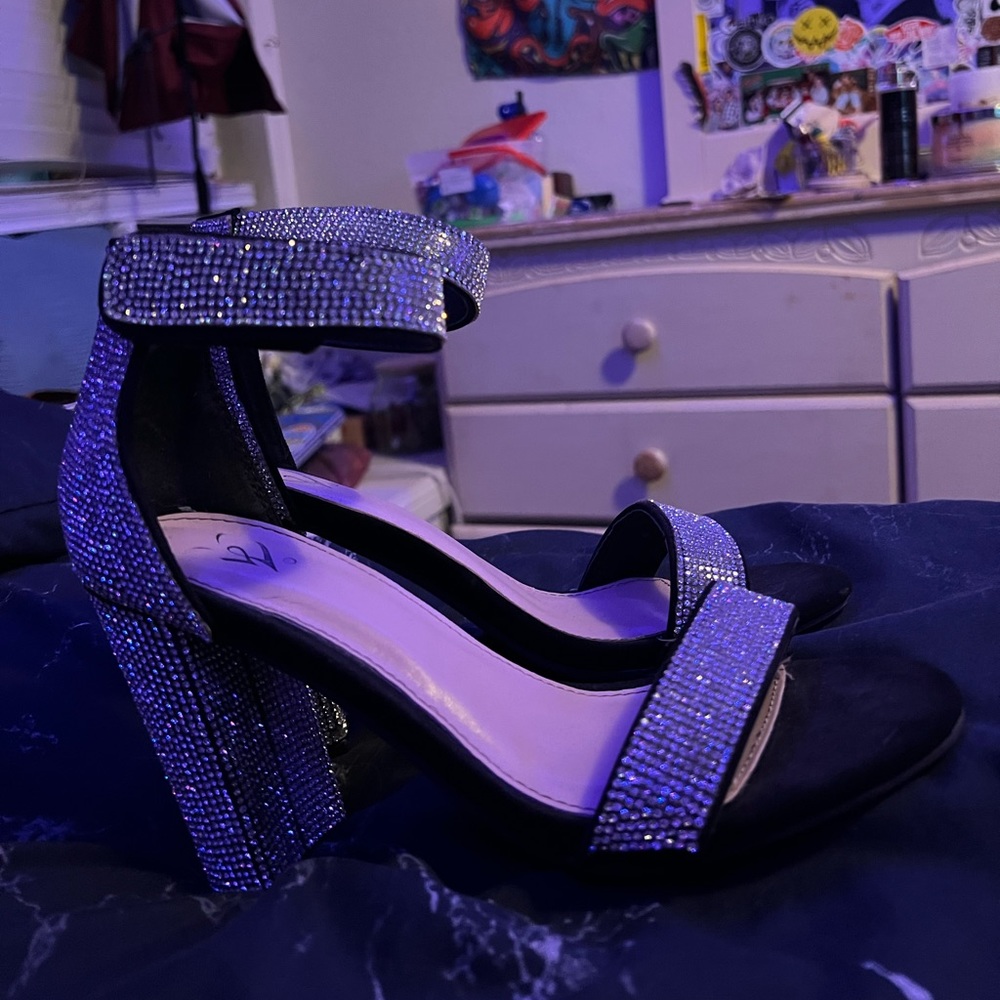size 7 sparkly black heels brand-windsor